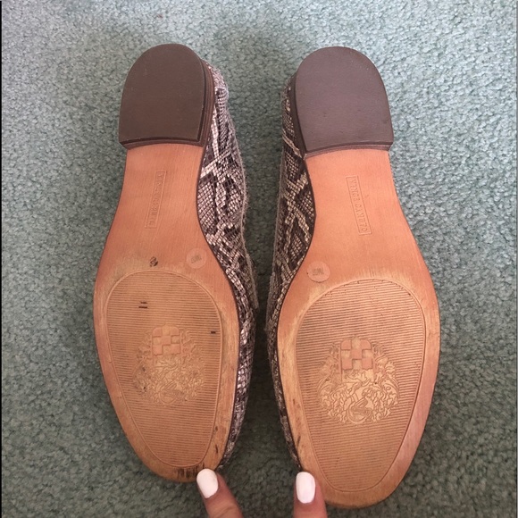 SNAKESKIN VINCE CAMUTO FLATS - Picture 7 of 7